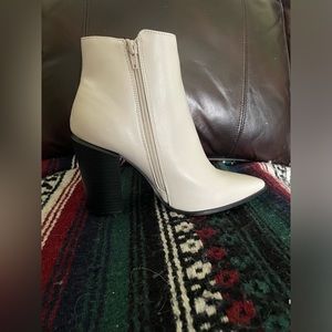 Eggshell White Zip-up ankle boots